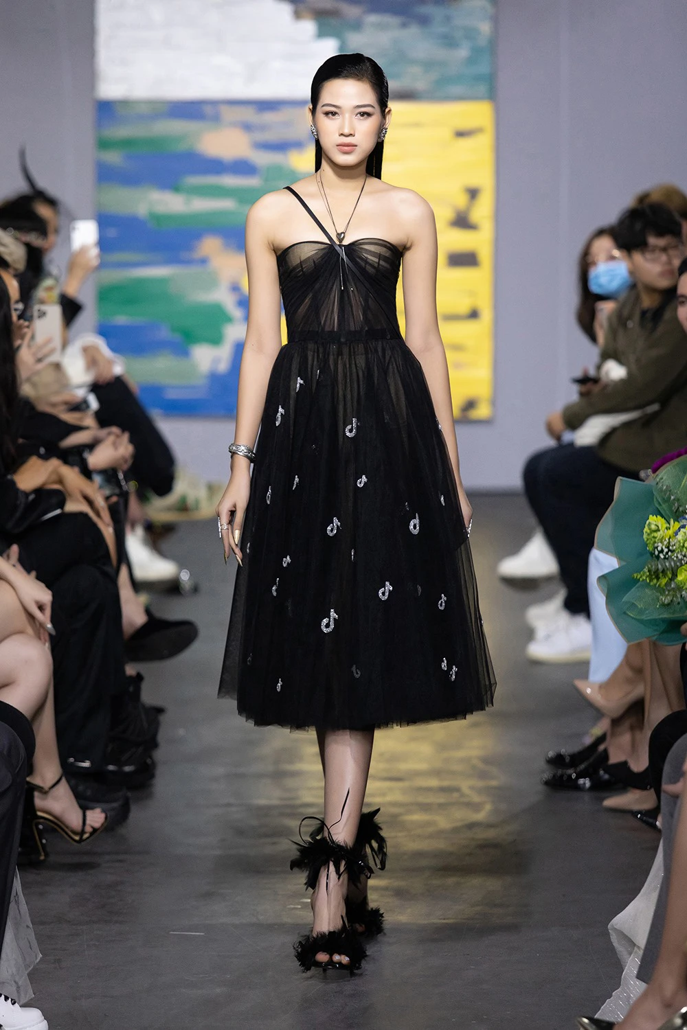 NTK Trần Hùng tổ chức show thời trang tại Việt Nam thuộc khuôn khổ London Fashion Week ảnh 2 NTK Trần Hùng tổ chức show thời trang tại Việt Nam thuộc khuôn khổ London Fashion Week ảnh 2