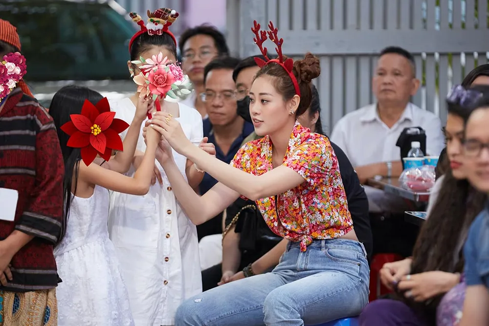 Hoa hậu Khánh Vân đón Giáng sinh cùng các em ngôi nhà OBV ảnh 4 Hoa hậu Khánh Vân đón Giáng sinh cùng các em ngôi nhà OBV ảnh 4