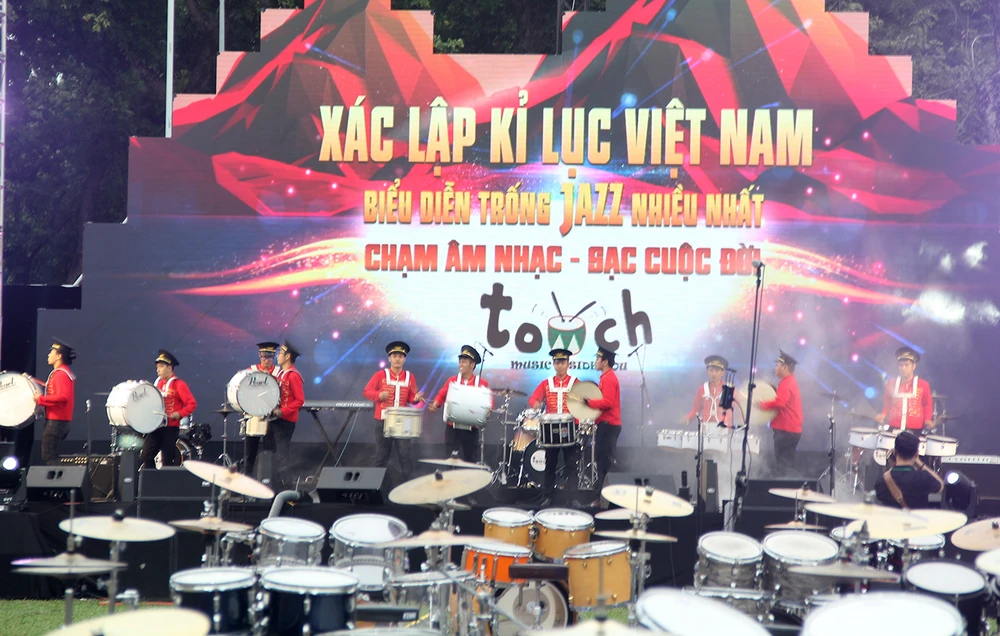 Xác lập Kỷ lục Guinness Việt Nam biểu diễn trống Jazz nhiều nhất ảnh 3 Xác lập Kỷ lục Guinness Việt Nam biểu diễn trống Jazz nhiều nhất ảnh 3