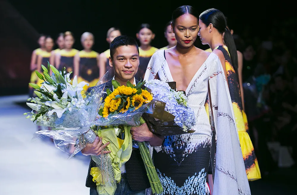 NTK Adrian Anh Tuấn sẽ mở màn Tuần lễ thời trang Quốc tế Việt Nam Xuân - Hè 2021 ảnh 3 NTK Adrian Anh Tuấn sẽ mở màn Tuần lễ thời trang Quốc tế Việt Nam Xuân - Hè 2021 ảnh 3