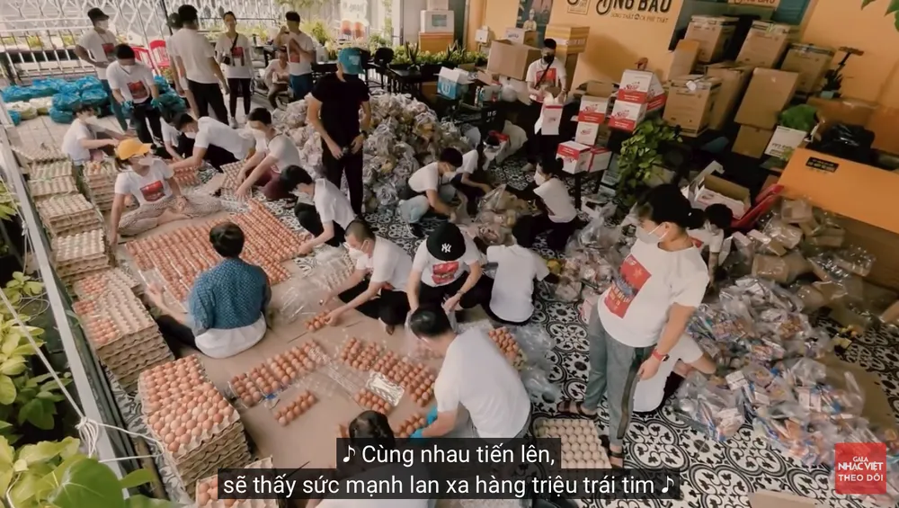 Hơn 100 nghệ sĩ hát tri ân lực lượng tuyến đầu và tình nguyện viên ảnh 11 Hơn 100 nghệ sĩ hát tri ân lực lượng tuyến đầu và tình nguyện viên ảnh 11