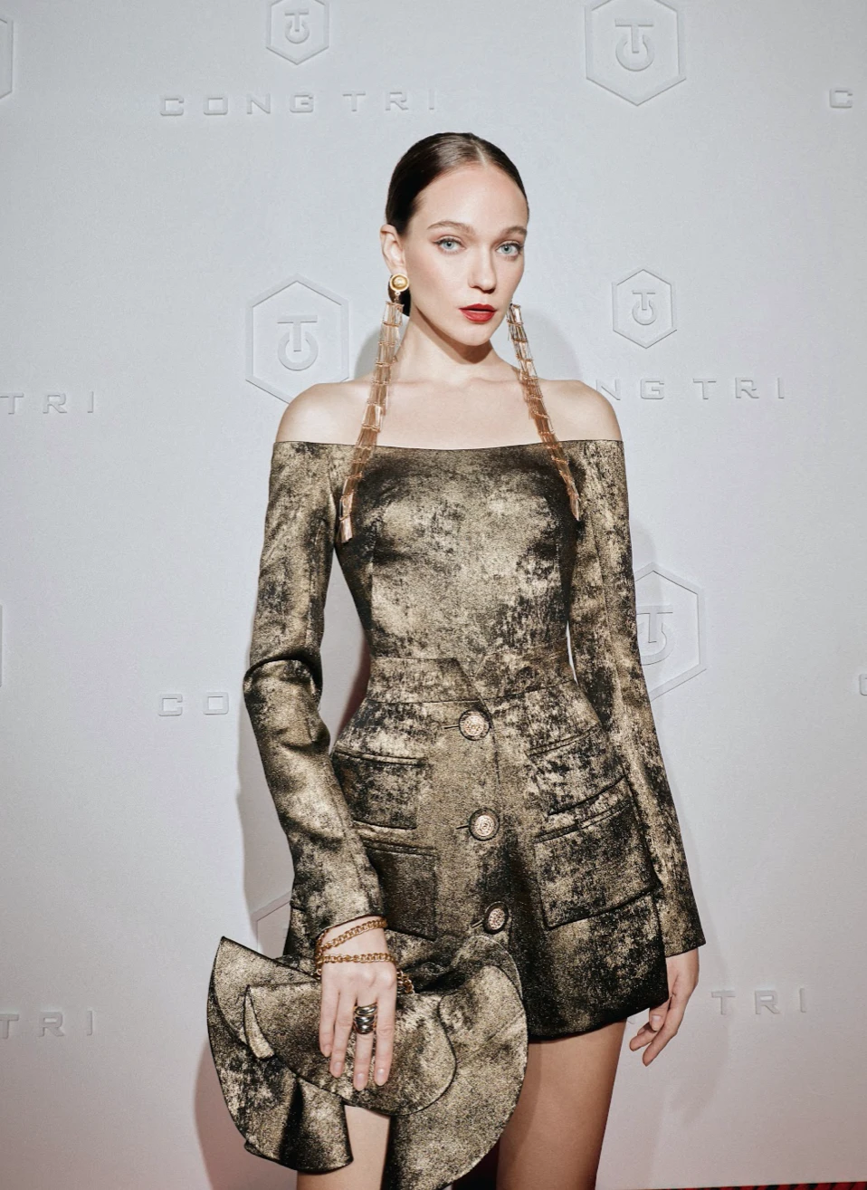 Tiểu Vy, Lương Thùy Linh diện đồ Công Trí lên Vogue Mỹ ảnh 14 Tiểu Vy, Lương Thùy Linh diện đồ Công Trí lên Vogue Mỹ ảnh 14