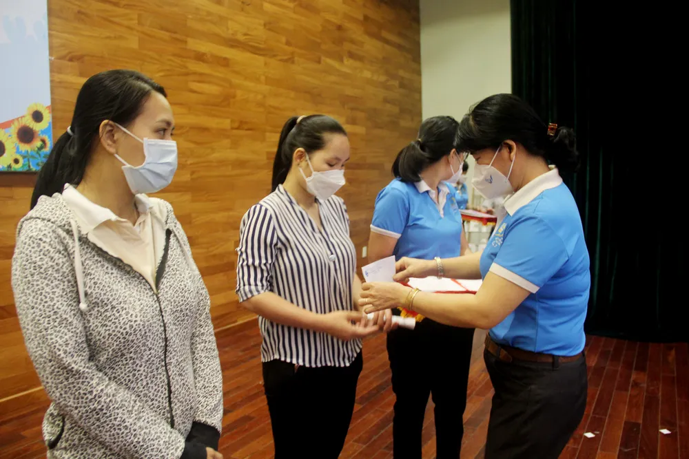 Trao 18 phần quà đến thai phụ khó khăn tại quận 7 ảnh 3 Trao 18 phần quà đến thai phụ khó khăn tại quận 7 ảnh 3