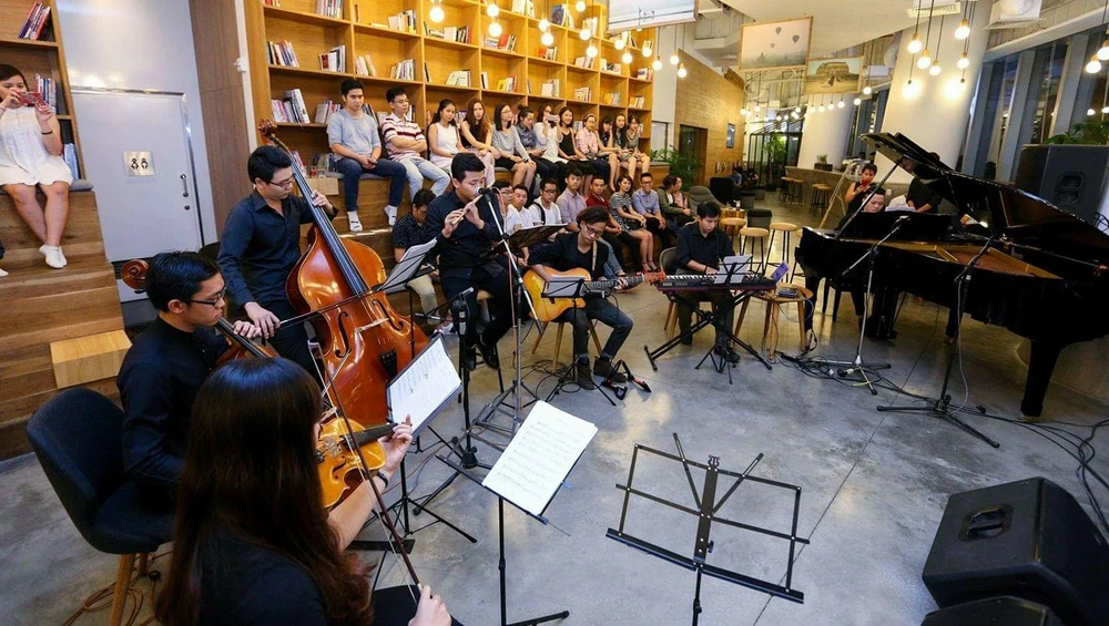 Nghệ sĩ dương cầm Vũ Đặng Quốc Việt ghép những “mảnh tình” trong album Hoàng hôn từng ngón tay đan ảnh 4 Nghệ sĩ dương cầm Vũ Đặng Quốc Việt ghép những “mảnh tình” trong album Hoàng hôn từng ngón tay đan ảnh 4
