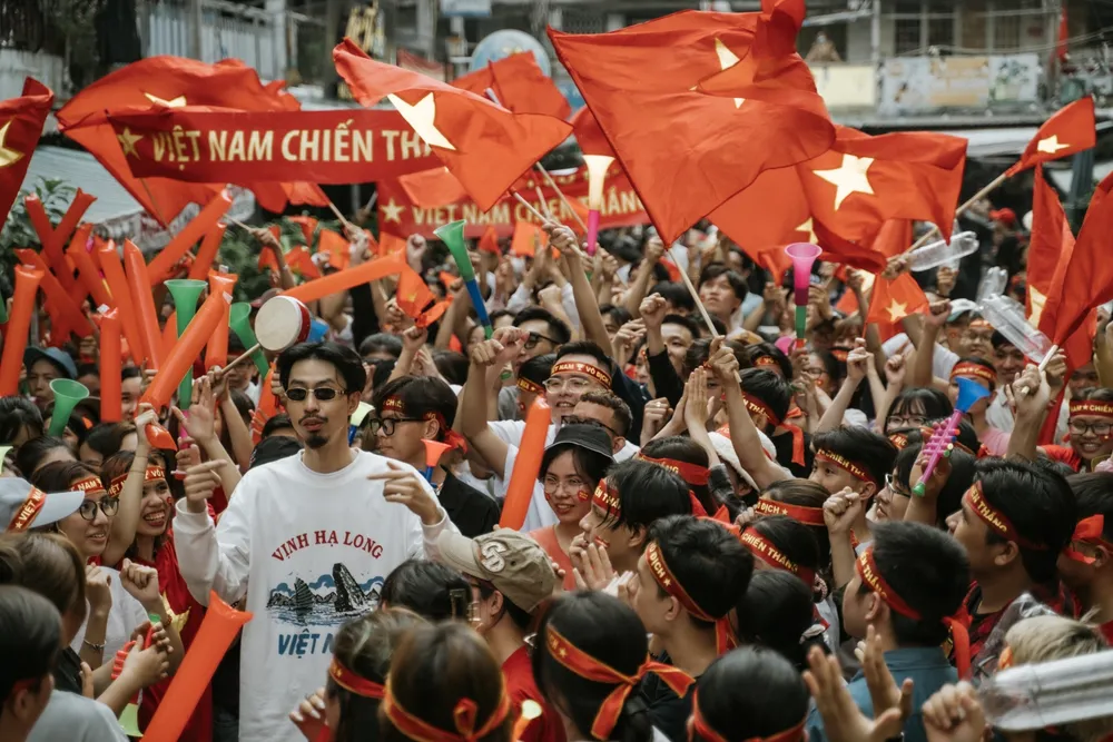 Đen Vâu và nhạc sĩ Trần Tiến cổ động bóng đá Việt Nam với ca khúc “Đi trong mùa hè” ảnh 2