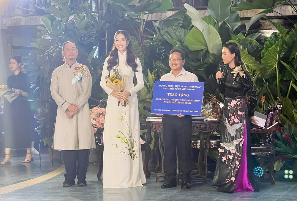 NTK Võ Việt Chung ra mắt ấn phẩm sách đầu tay và 3 bộ sưu tập áo dài ảnh 9 NTK Võ Việt Chung ra mắt ấn phẩm sách đầu tay và 3 bộ sưu tập áo dài ảnh 9