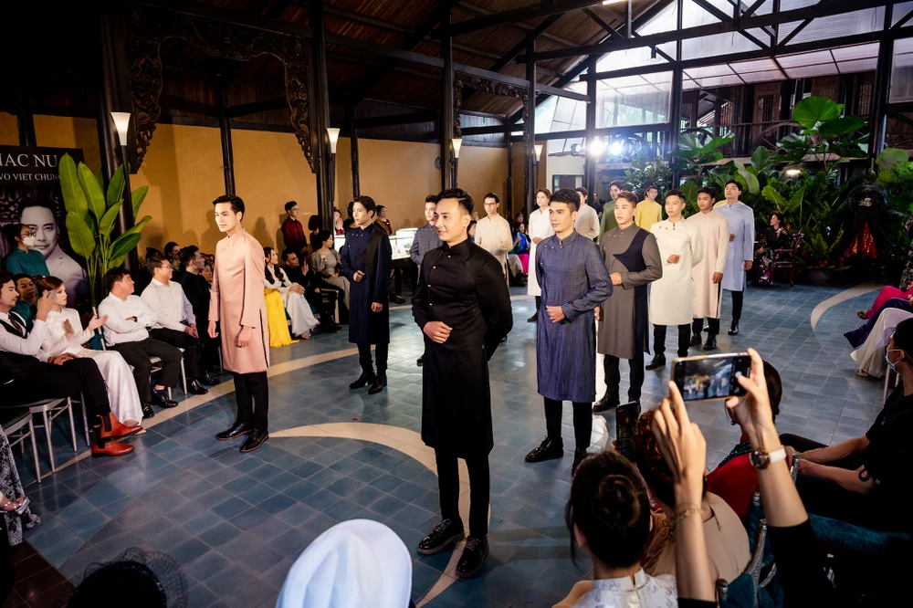 NTK Võ Việt Chung ra mắt ấn phẩm sách đầu tay và 3 bộ sưu tập áo dài ảnh 7 NTK Võ Việt Chung ra mắt ấn phẩm sách đầu tay và 3 bộ sưu tập áo dài ảnh 7