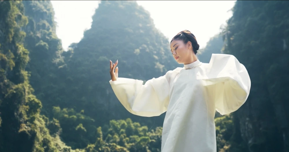 K-ICM và Văn Mai Hương tái hợp trong MV 'Hoa không hương' ảnh 4 K-ICM và Văn Mai Hương tái hợp trong MV 'Hoa không hương' ảnh 4