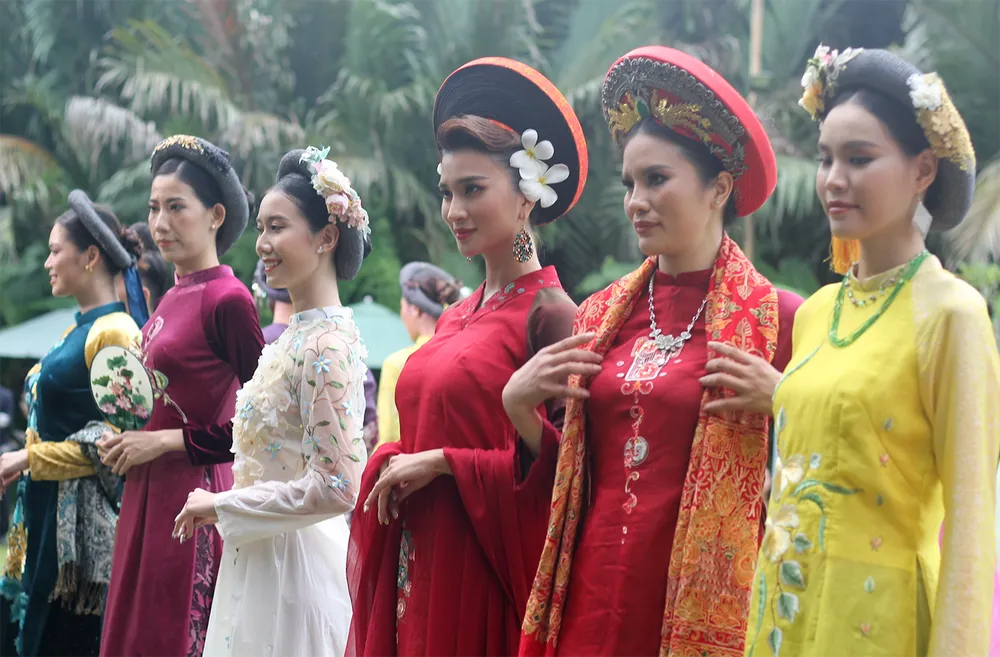 NTK Hoài Sang ra mắt bộ sưu tập dạ yến độc đáo ảnh 2 NTK Hoài Sang ra mắt bộ sưu tập dạ yến độc đáo ảnh 2
