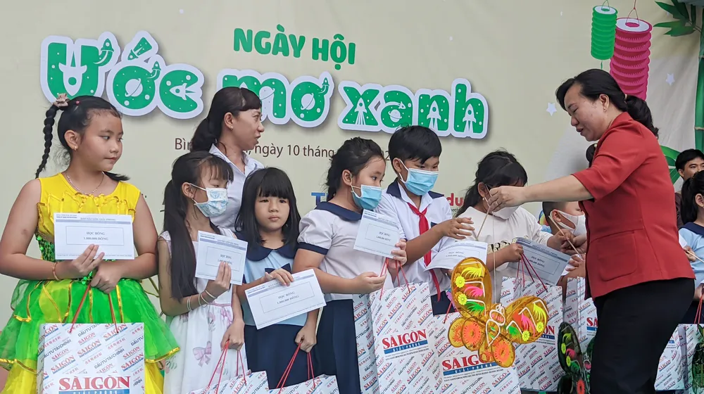 Mang Đêm hội trăng rằm về với trẻ em Bình Chánh ảnh 6 Mang Đêm hội trăng rằm về với trẻ em Bình Chánh ảnh 6