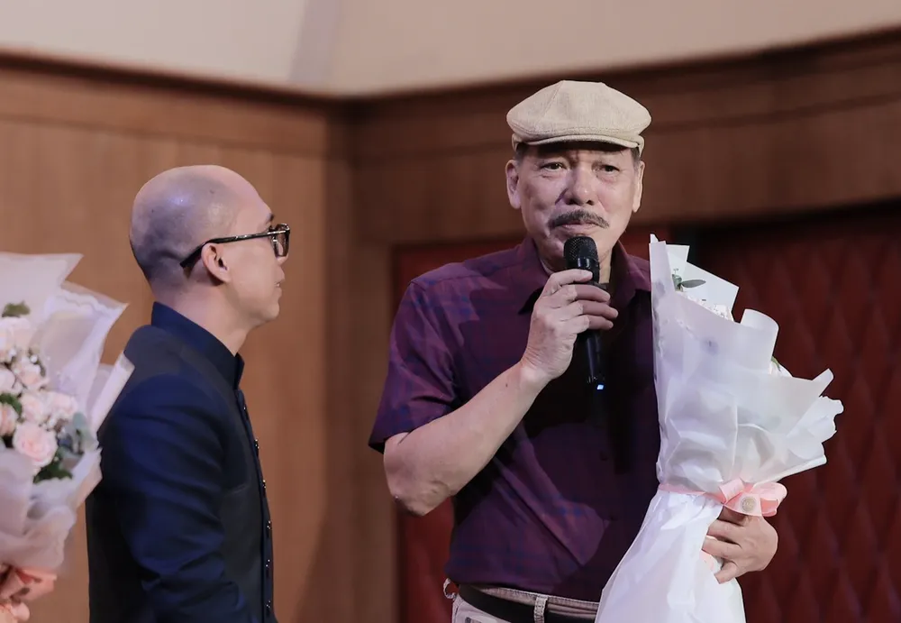 Nhạc sĩ Trần Tiến xúc động khi ca khúc của ông được các nghệ sĩ trẻ Saigon Choir hát đầy cảm xúc. Ảnh: THANH HÙNG