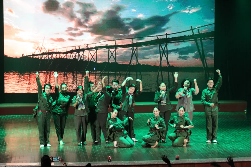 Các cựu TNXP biểu diễn giao lưu cùng sinh viên trong chương trình Các cựu TNXP biểu diễn giao lưu cùng sinh viên trong chương trình