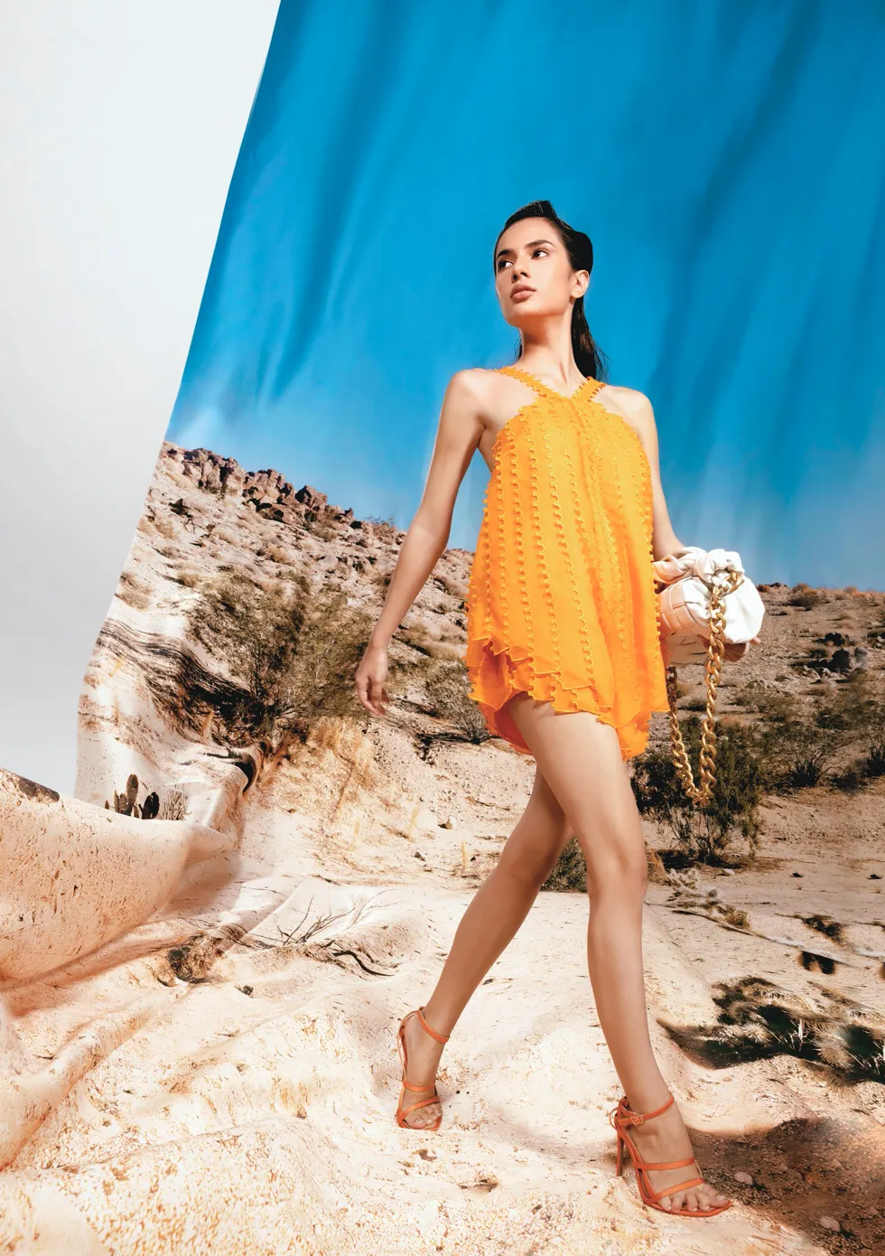 Trải dài BST là các màu sắc mang đúng tinh thần mùa hè như hồng, vàng, trắng…