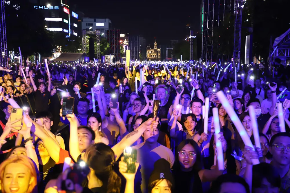 Trước sân khấu countdown, hàng ngàn người cùng giơ điện thoại bật đèn flash hưởng ứng không khí chương trình