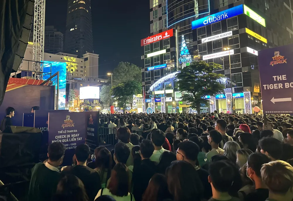 Hàng ngàn người dân tham gia chương trình đón năm mới