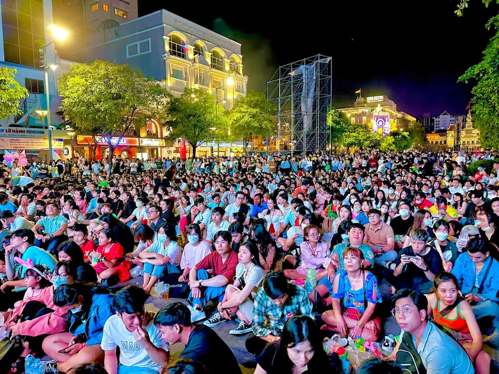 Đông đảo du khách, người dân TPHCM tập trung thưởng thức chương trình nghệ thuật chào mừng năm mới tại phố đi bộ Nguyễn Huệ. Ảnh: TIỂU TÂN
