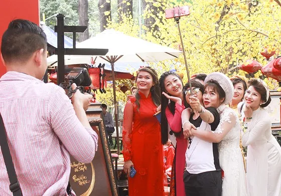 Các bạn trẻ lưu giữ những khoảnh khắc ngày xuân tại không gian vườn mai Các bạn trẻ lưu giữ những khoảnh khắc ngày xuân tại không gian vườn mai