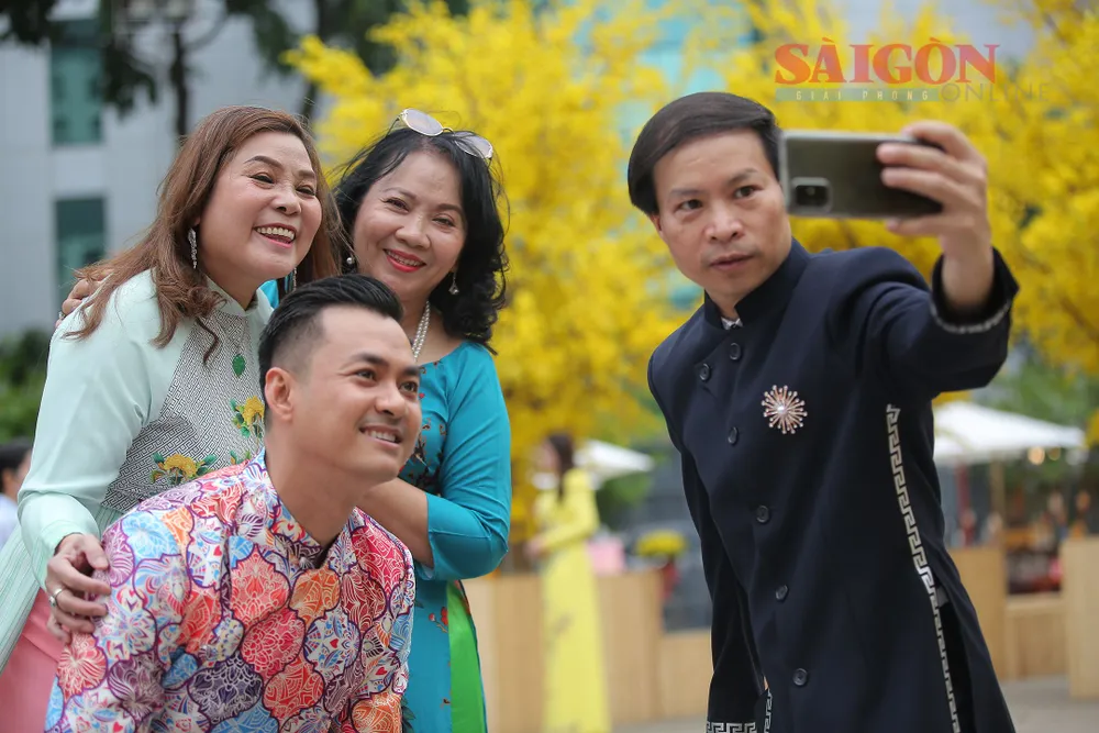 Không khí rộn ràng tại lễ khai mạc. Ảnh: DŨNG PHƯƠNG Không khí rộn ràng tại lễ khai mạc. Ảnh: DŨNG PHƯƠNG