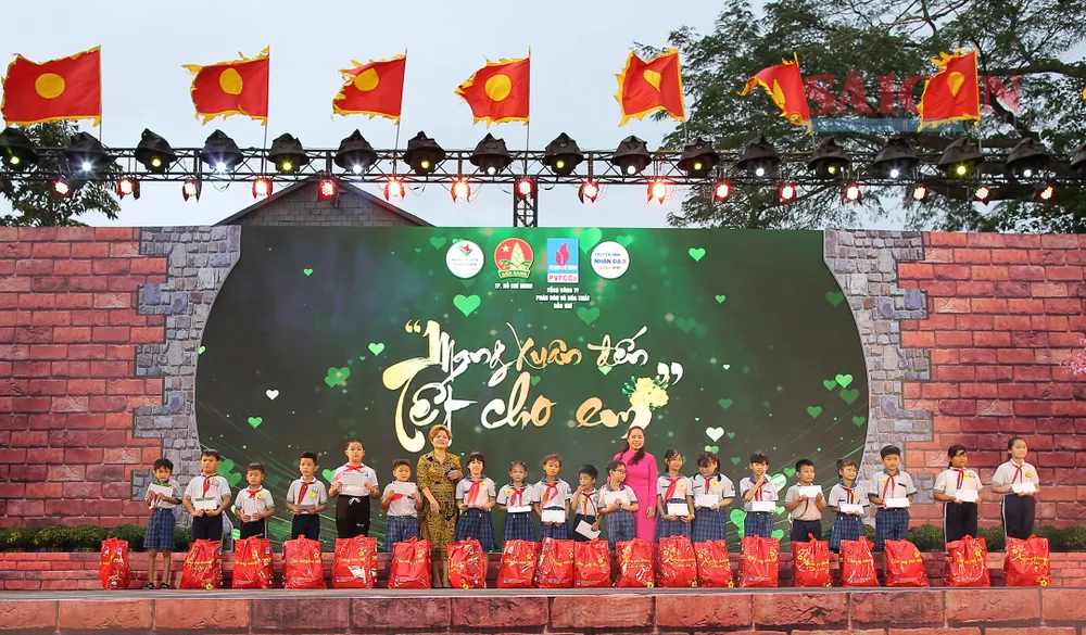 Trao quà tết tặng thiếu nhi hoàn cảnh khó khăn tại lễ khai mạc. Ảnh: DŨNG PHƯƠNG Trao quà tết tặng thiếu nhi hoàn cảnh khó khăn tại lễ khai mạc. Ảnh: DŨNG PHƯƠNG