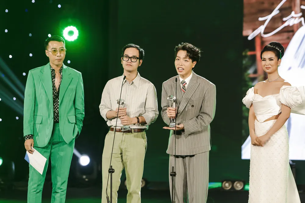 Êkip thực hiện MV Ngày đầu tiên