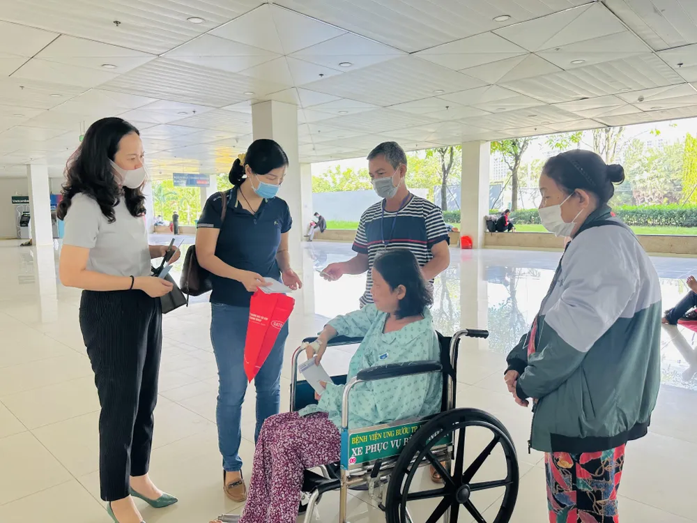 Đại diện Báo Sài Gòn Giải Phóng trao tặng quà cho bệnh nhân tại Bệnh viện Ung bướu TPHCM - Cơ sở 2 Đại diện Báo Sài Gòn Giải Phóng trao tặng quà cho bệnh nhân tại Bệnh viện Ung bướu TPHCM - Cơ sở 2