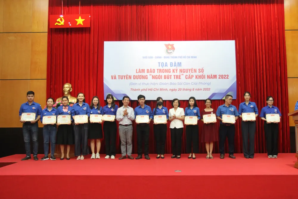 Tọa đàm “Làm báo trong kỷ nguyên số" và trao Giải Ngòi bút trẻ Tọa đàm “Làm báo trong kỷ nguyên số" và trao Giải Ngòi bút trẻ