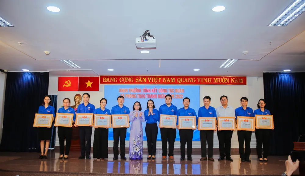 Ban Thường vụ Thành Đoàn trao bằng khen các đơn vị đoàn Ban Thường vụ Thành Đoàn trao bằng khen các đơn vị đoàn