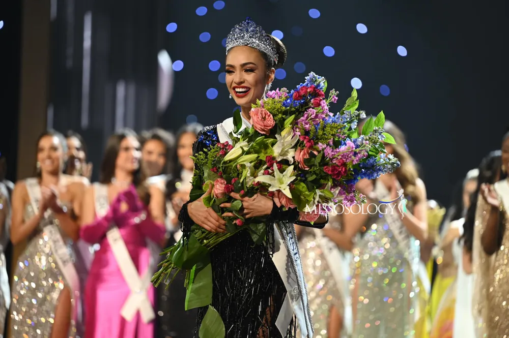 Người đẹp R’bonney Gabriel đăng quang Hoa hậu Hoàn vũ thế giới 2022. Ảnh: Missosology Người đẹp R’bonney Gabriel đăng quang Hoa hậu Hoàn vũ thế giới 2022. Ảnh: Missosology