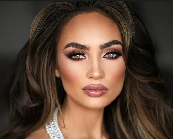 R'Bonney Gabriel sở hữu gương mặt góc cạnh R'Bonney Gabriel sở hữu gương mặt góc cạnh