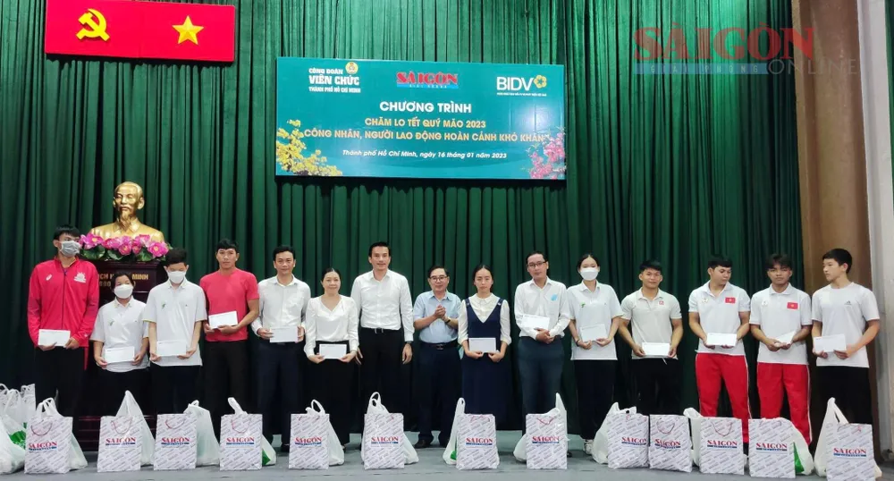 Trao quà tết, hỗ trợ công nhân, người lao động khó khăn. Ảnh: VIỆT NGA Trao quà tết, hỗ trợ công nhân, người lao động khó khăn. Ảnh: VIỆT NGA