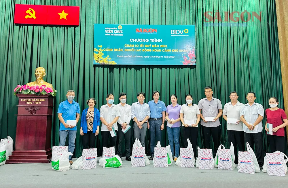 Ban tổ chức trao quà tết, hỗ trợ công nhân, người lao động khó khăn. Ảnh: TIỂU TÂN Ban tổ chức trao quà tết, hỗ trợ công nhân, người lao động khó khăn. Ảnh: TIỂU TÂN