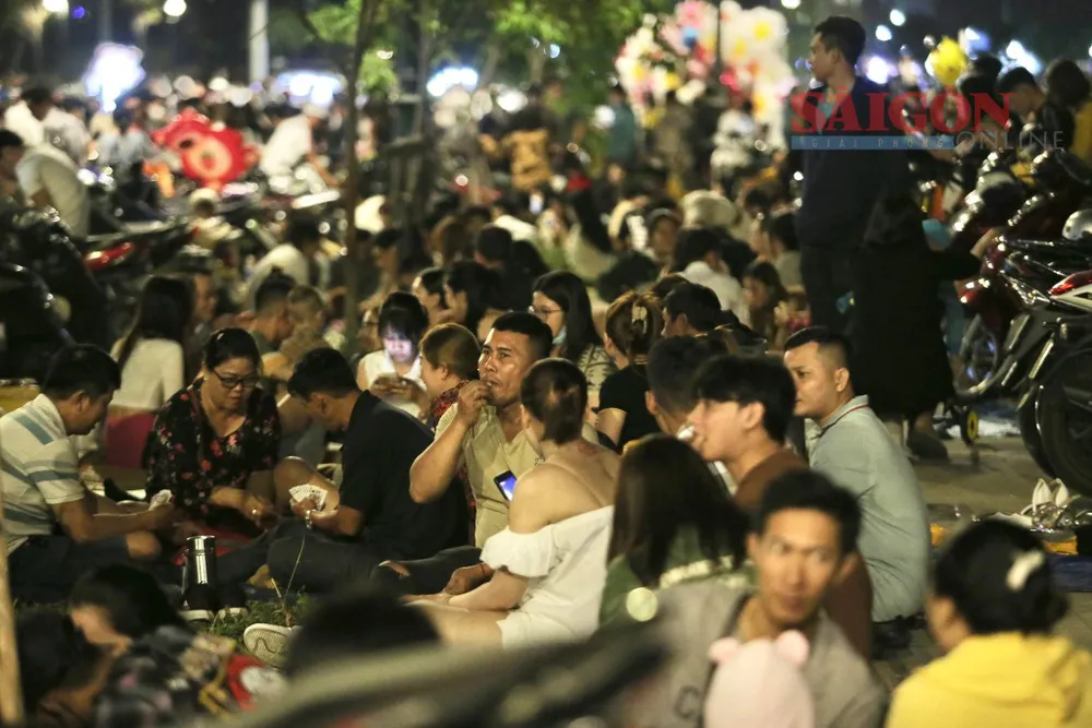 Hàng ngàn người dân đổ về trung tâm TPHCM chờ đón giao thừa. Ảnh: DŨNG PHƯƠNG