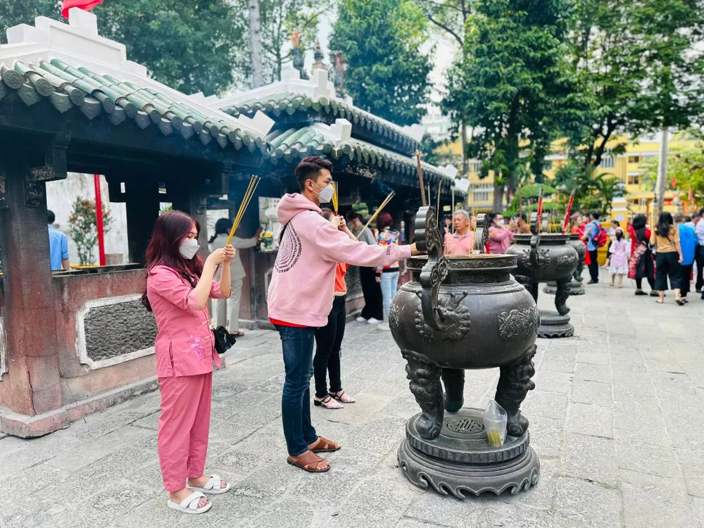 Dâng hương ở các chùa là một nét đẹp văn hóa đầu năm
