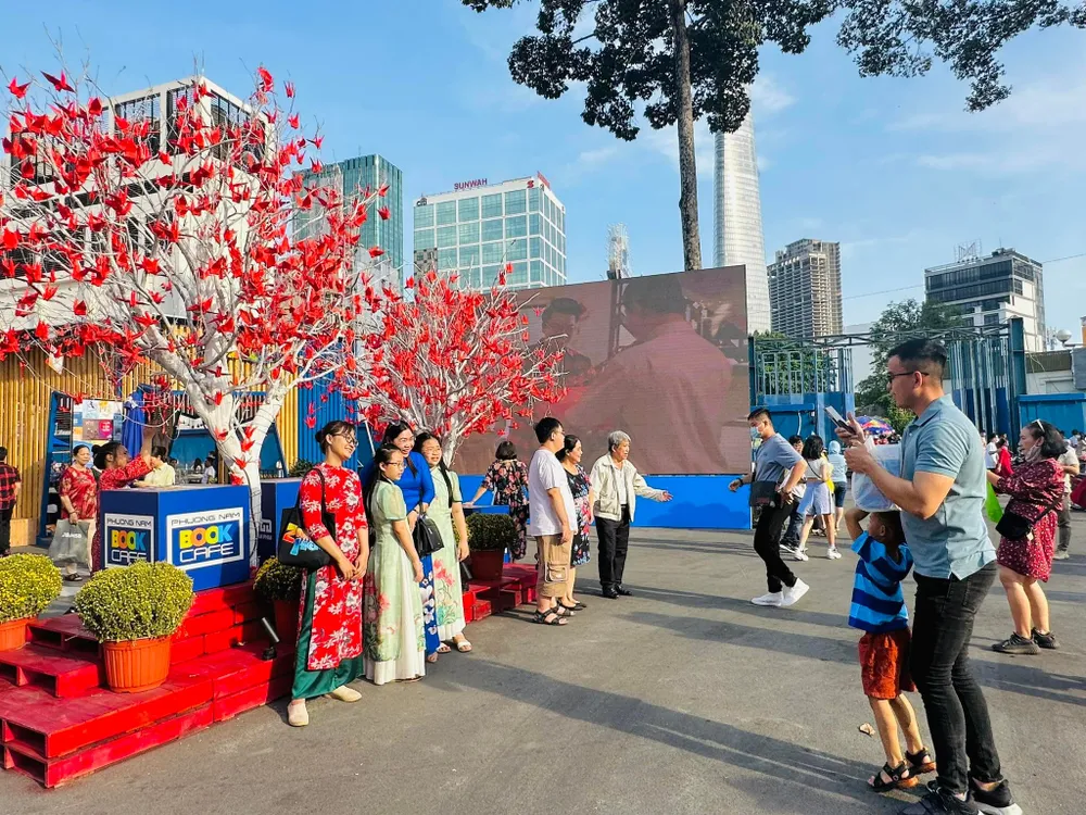 Người dân du xuân từ sáng sớm trong ngày mùng 1 tết