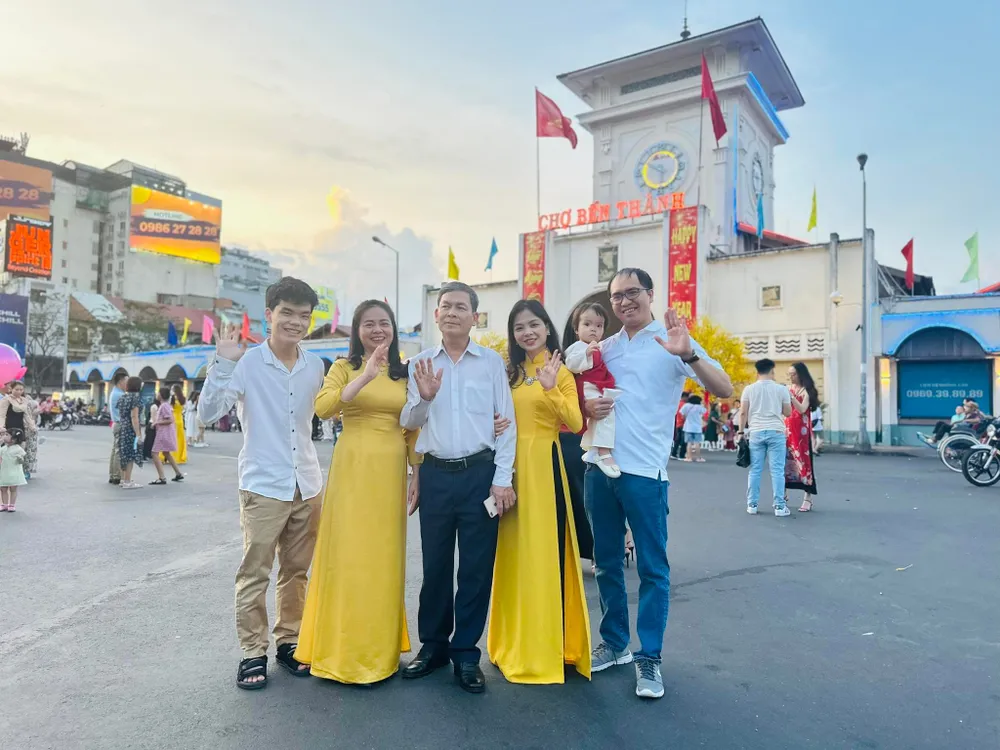 Nhiều gia đình ghi lại hình ảnh đẹp đầu năm tại không gian trước chợ Bến Thành (quận 1)