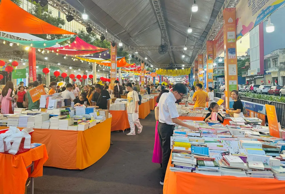 Không gian Lễ hội đường sách TPHCM thu hút đông đảo bạn đọc