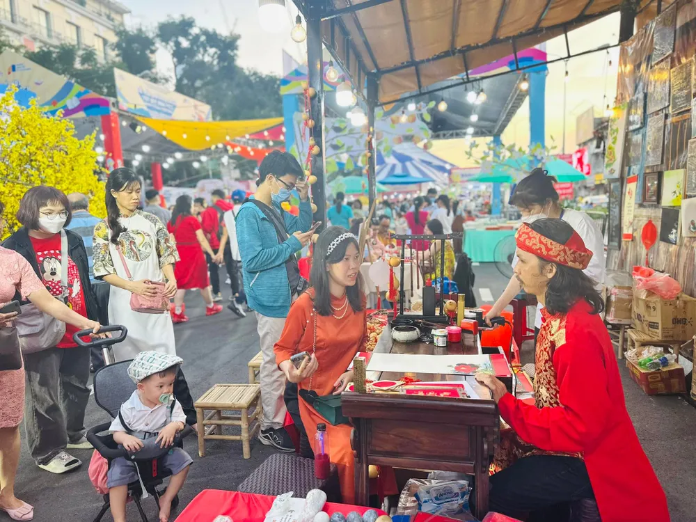 Xin chữ tại Lễ hội đường sách Tết