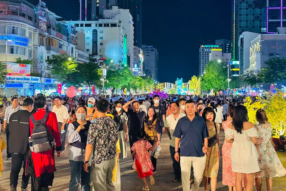 Đông đảo người dân tham quan đường hoa Nguyễn Huệ trong ngày mùng 1 tết