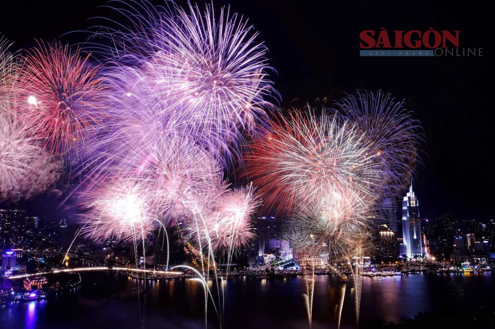 TPHCM tổ chức bắn pháo hoa chào năm mới tại 6 điểm. Ảnh: DŨNG PHƯƠNG