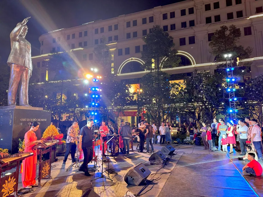Biểu diễn nhạc cụ dân tộc trước Tượng đài Chủ tịch Hồ Chí Minh ở Phố đi bộ Nguyễn Huệ