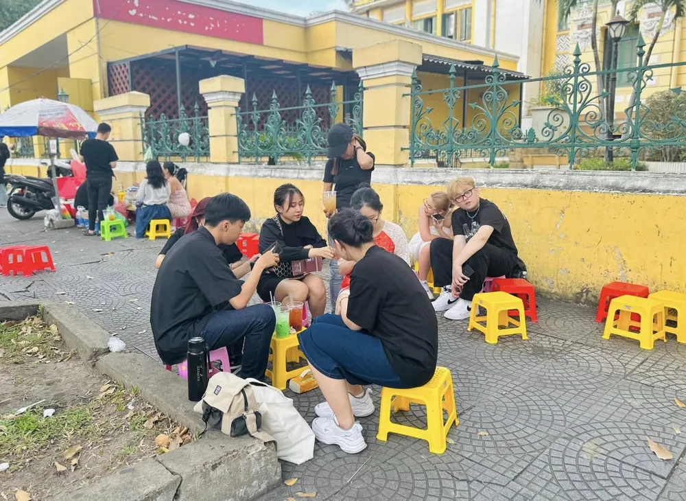 Cà phê trước Bưu điện TPHCM. Ảnh: TIỂU TÂN