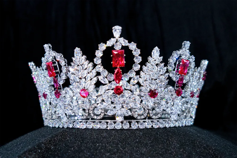 Với tên gọi “Endeavor – Nỗ lực hoàn mỹ”, vương miện Miss Charm Vietnam 2023 được chế tác từ đội ngũ Ngọc Châu Âu Với tên gọi “Endeavor – Nỗ lực hoàn mỹ”, vương miện Miss Charm Vietnam 2023 được chế tác từ đội ngũ Ngọc Châu Âu