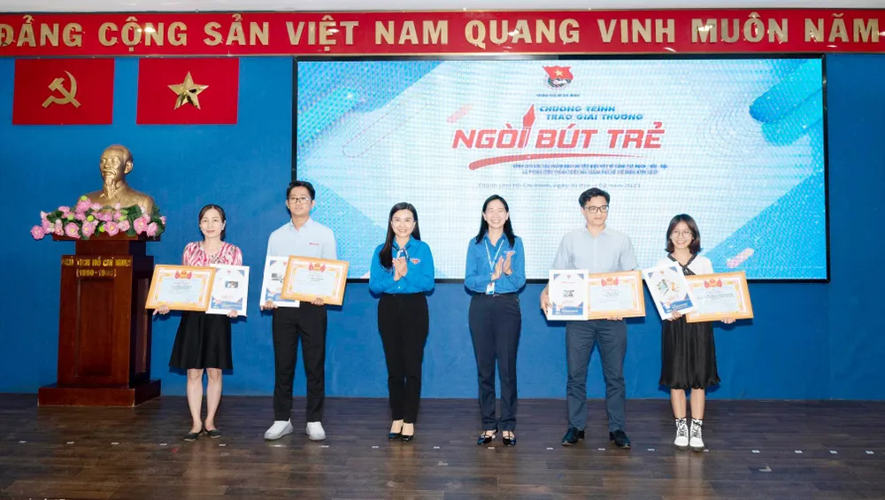 Trao 4 giải A cho các cá nhân, tập thể