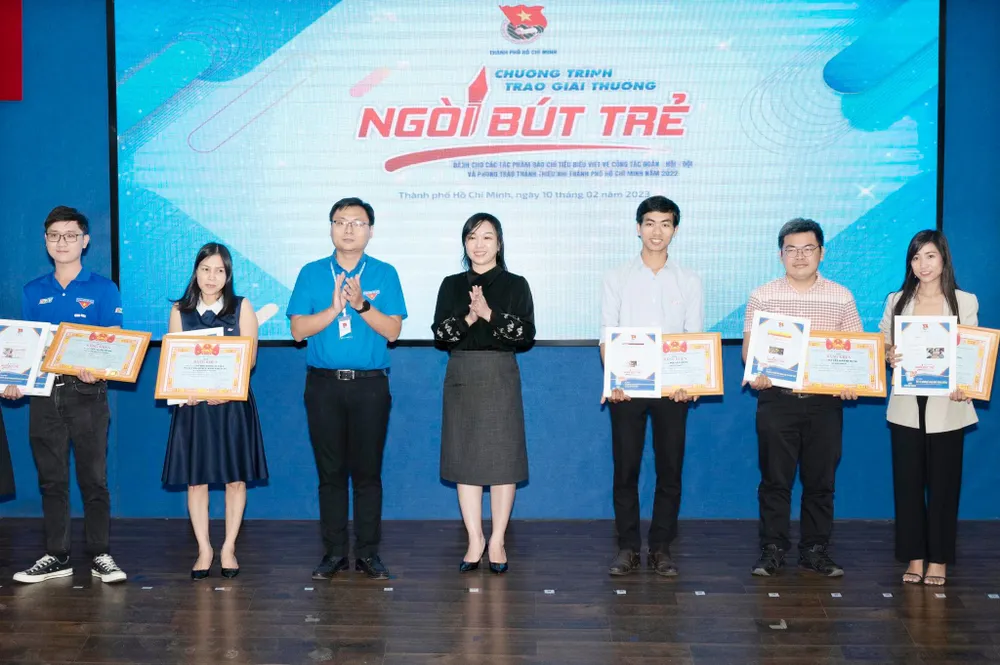 Trao giải Khuyến khích cho các cá nhân, tập thể