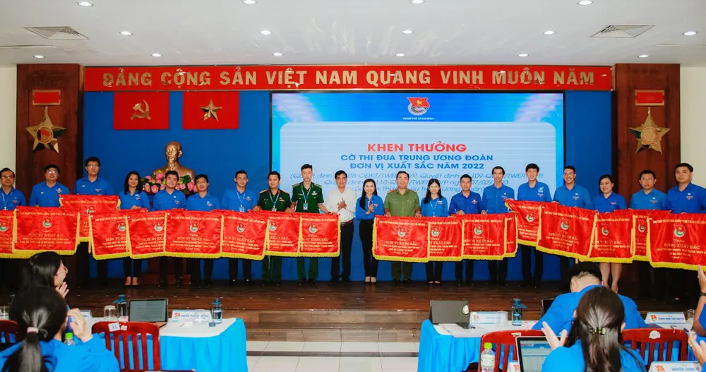 Trung ương Đoàn TNCS Hồ Chí Minh trao cờ thi đua cho các đơn vị