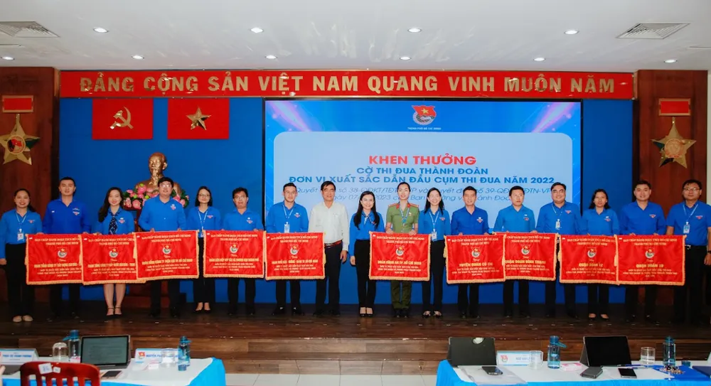 Thành Đoàn TNCS TPHCM trao cờ thi đua cho các đơn vị