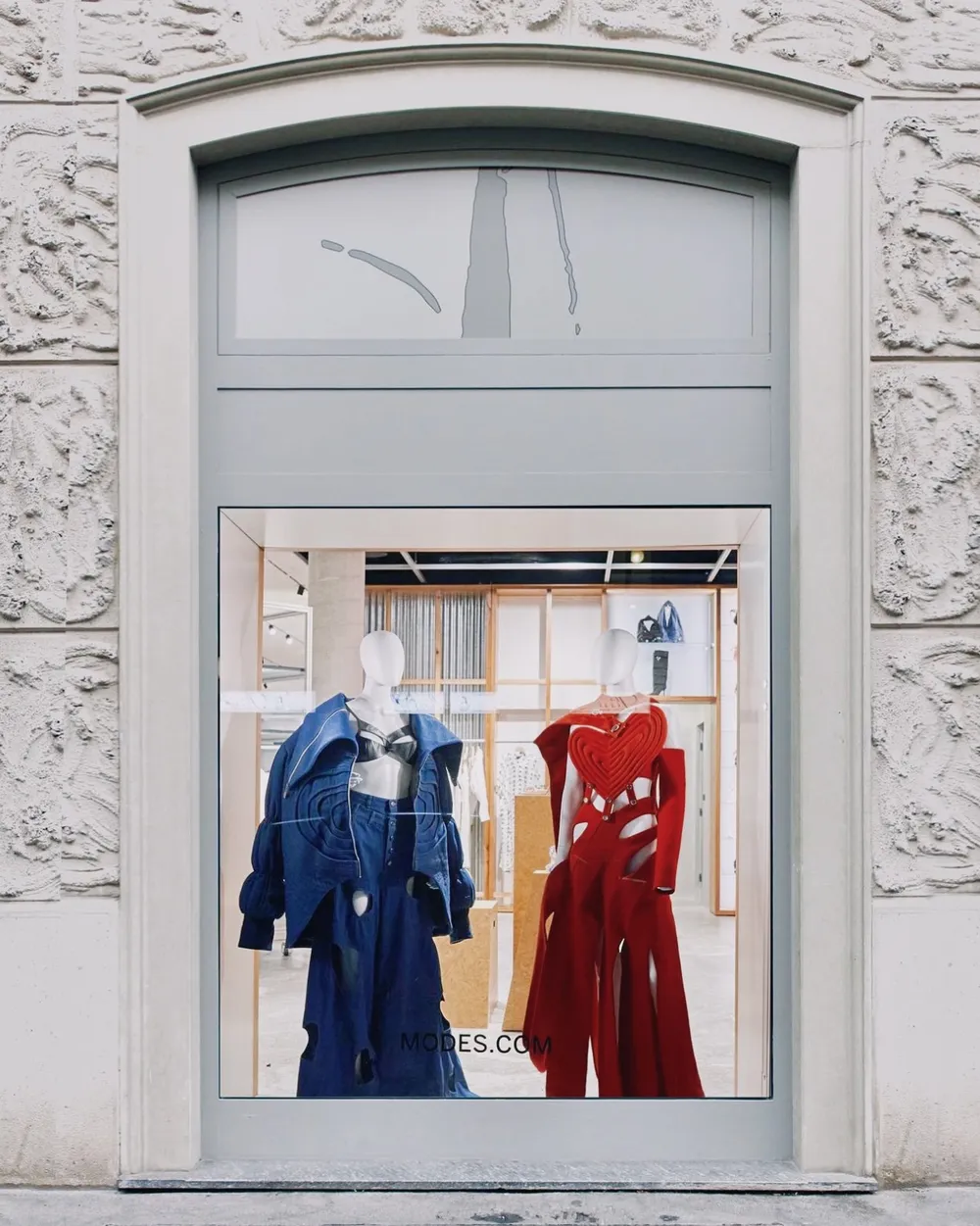 Hai mẫu cánh thiết kế được trưng bày trong sự đối lập về màu sắc và chất liệu