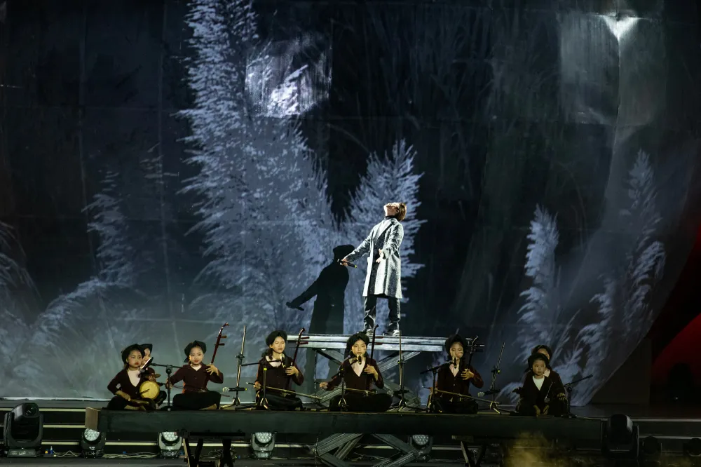 Hà Anh Tuấn mở màn cùng các truyền nhân của cố nghệ nhân Hà Thị Cầu