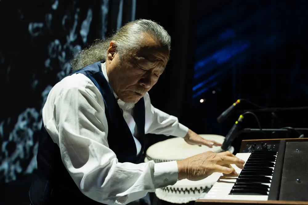 Nghệ sĩ Kitaro biểu diễn xuất thần