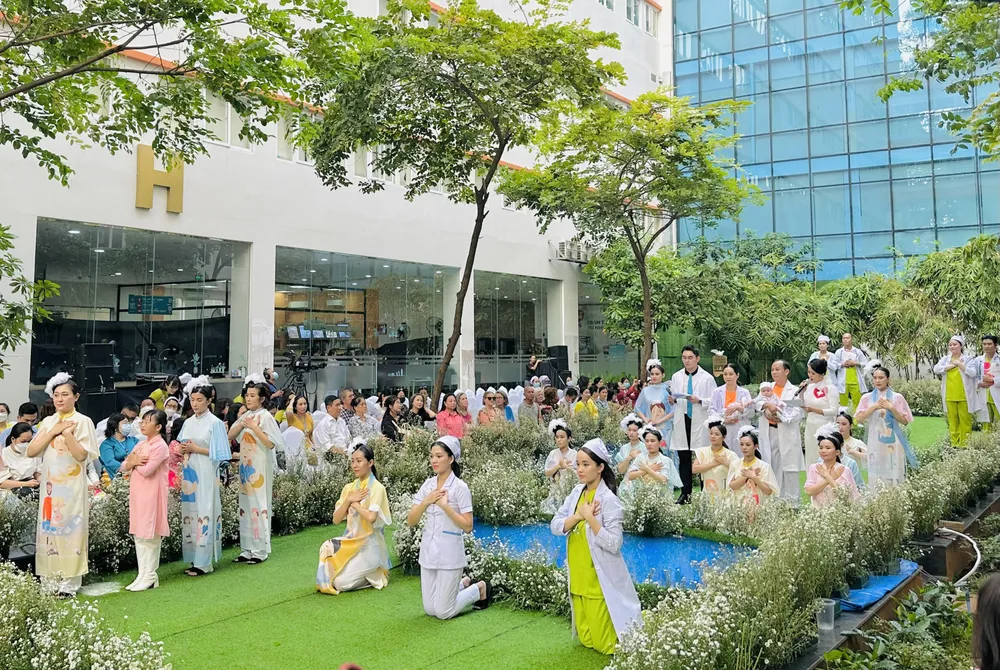 Các y bác sĩ Bệnh viện Hùng Vương trình diễn trong chương trình “Mầm sống”